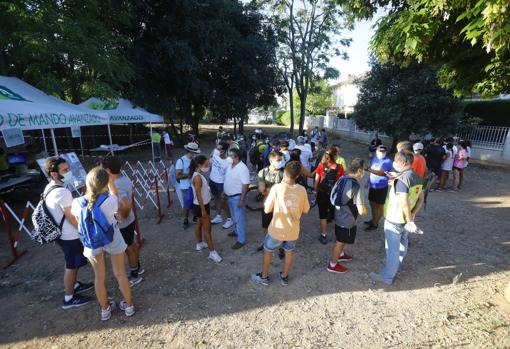 Decenas de voluntarios esperan frente al Puesto de Mando