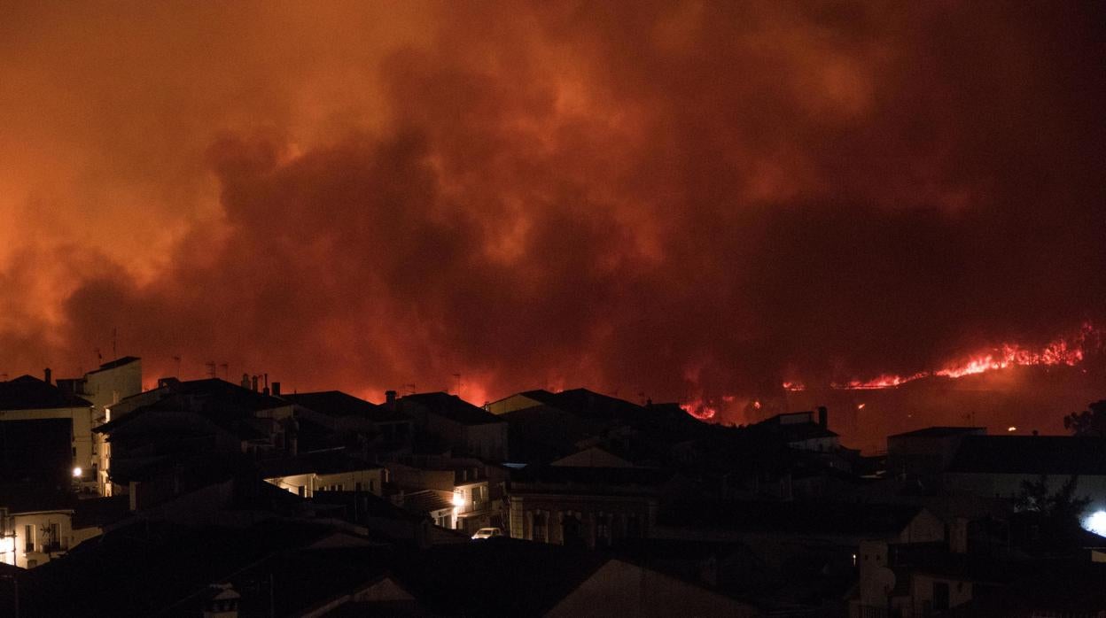 Un dispositivo compuesto por más de 200 efectivos del Plan Infoca y de la Unidad Militar de Emergencias (UME) trabaja en las labores de extinción de este incendio de la Sierra de Huelva