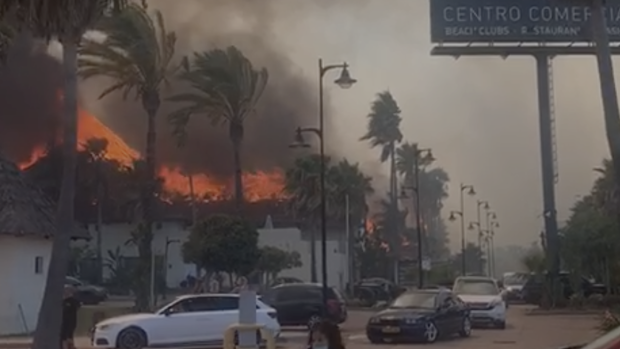 Controlado el fuego que ha quemado un centro comercial y ha afectado a un hotel de lujo en Estepona