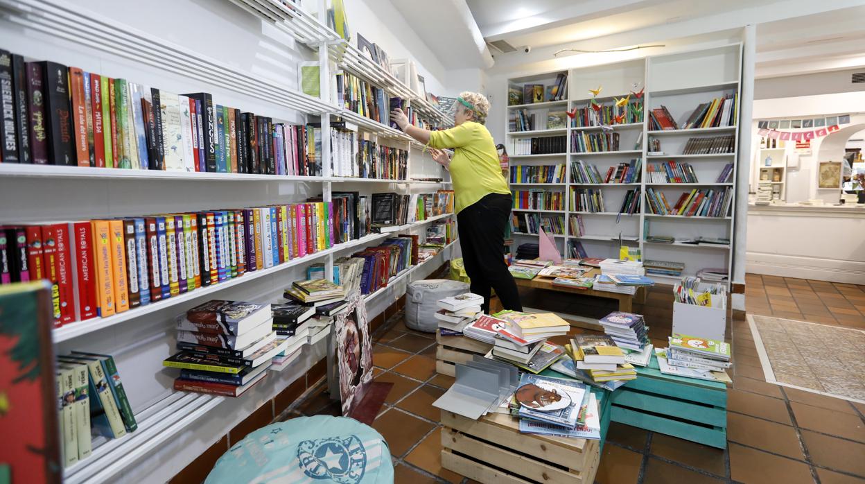 Una librera coloca los ejemplares en la estanteria de la República de las Letras