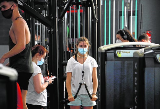 Actividad en un gumnasio cordobés tras el confinamiento