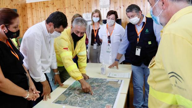 El incendio forestal de Almonaster, más cerca de estar controlado tras evacuarse ya a 3.200 personas de sus casas