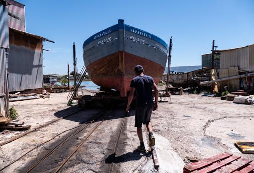 Un barco escorado que se desguazará próximamente