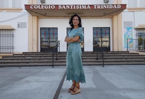 La profesora Lourdes Carmona. en el patio de Los Trinitarios, en El Marrubial