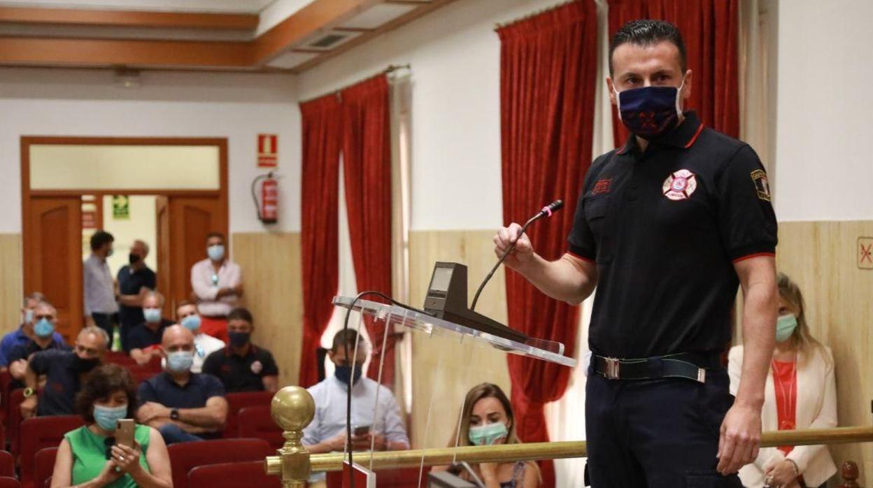 El nuevo jefe de bomberos, Daniel Muñoz, en el acto de toma de posesión del cargo