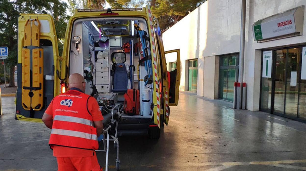 Un profesionales sanitario del 061 durante sus tareas en el Reina Sofía de Córdoba