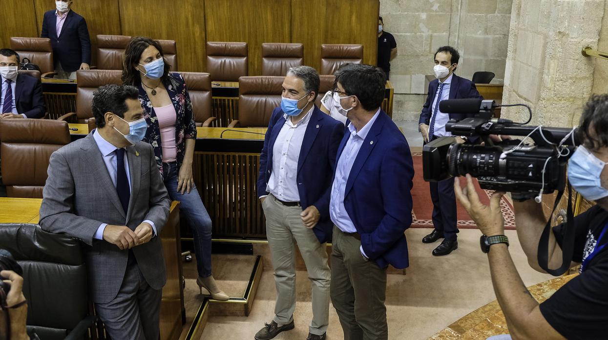 Juanma Moreno sonríe a Bendodo y Marín en el Parlamento