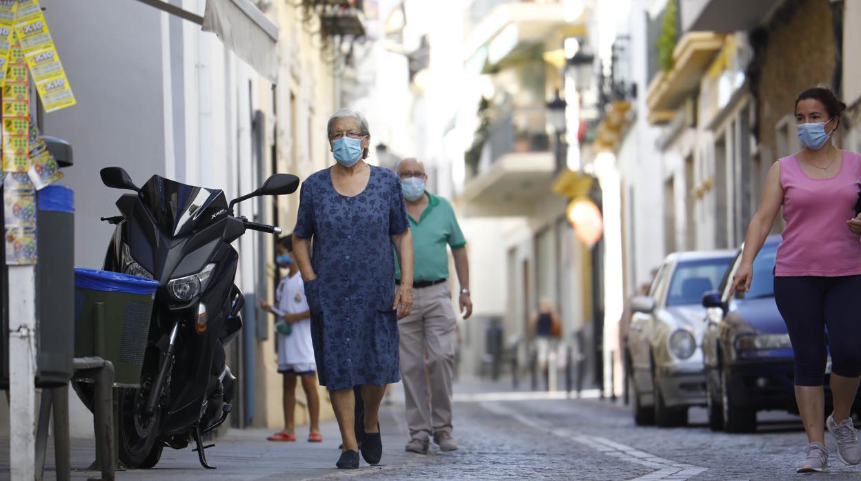 Varios vecinos de La Rambla pasean en agosto por las calles del municipio cordobés