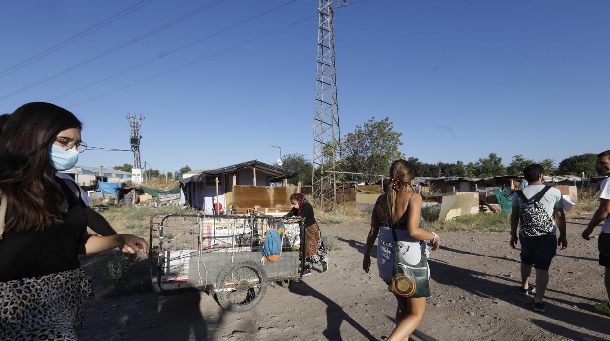 Voluntarios de la búsqueda atraviesan el poblado chabolista de camino Carbonell