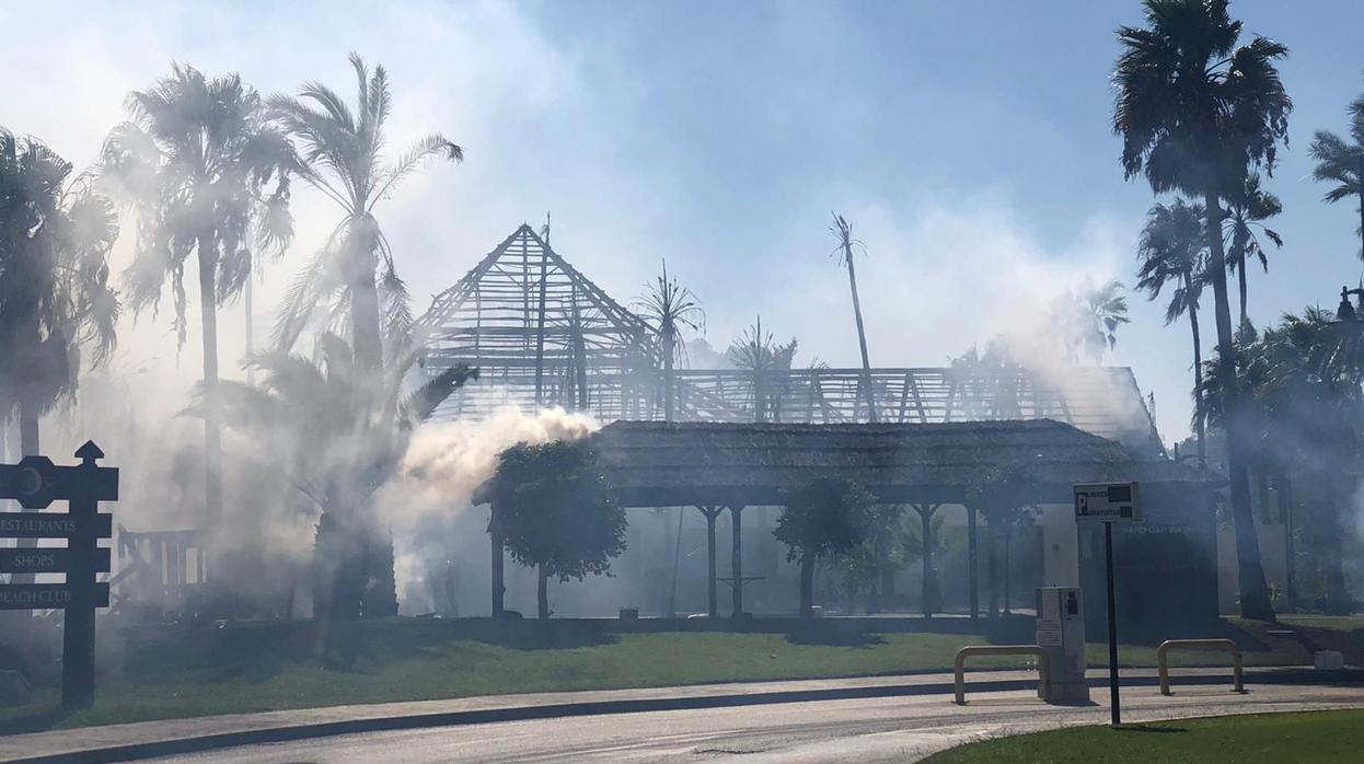 El centro comercial Laguna Village fue calcinado el sábado