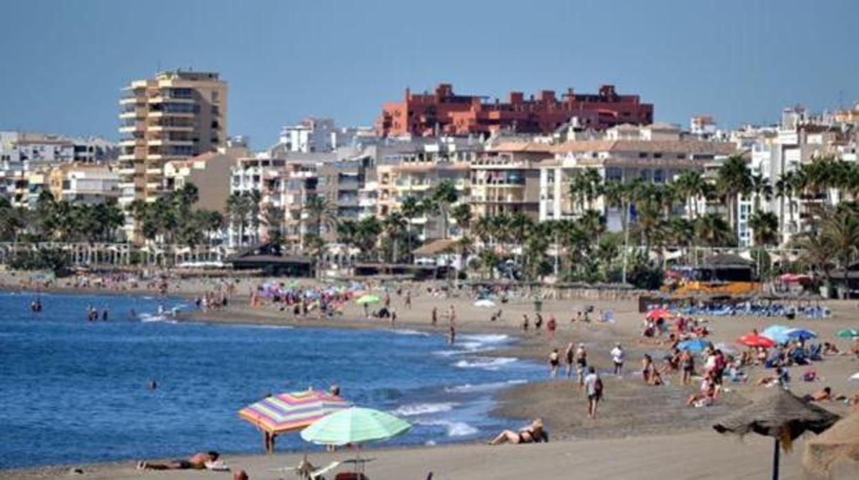 Playa de rada en Estepona llena de bañistas