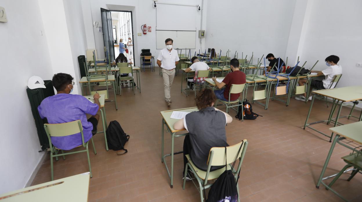 Alumnos y un profesor en un examen de recuperación durante la mañana del martes en el IES Góngora