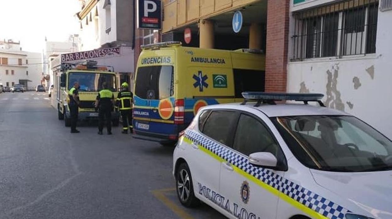 Bomberos, personal sanitario y Policía Local, ante el edificio de Tarifa donde vivía la fallecida