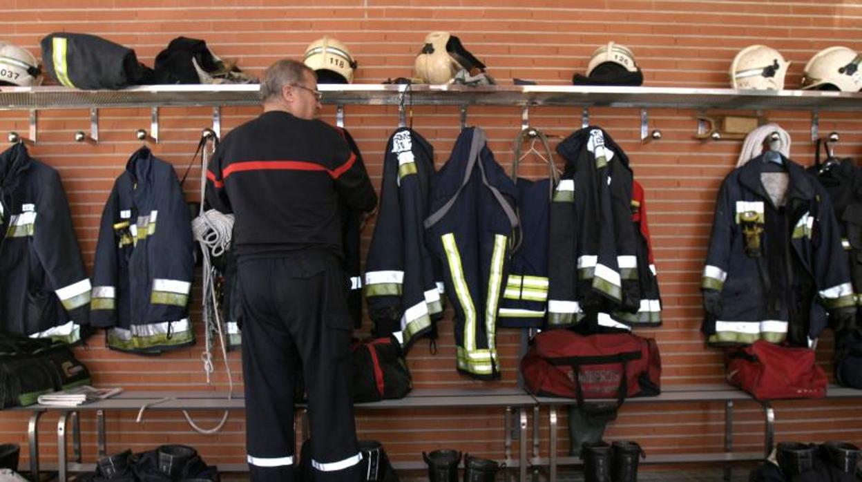 Un bombero del parque del Granadal, en una imagen de archivo