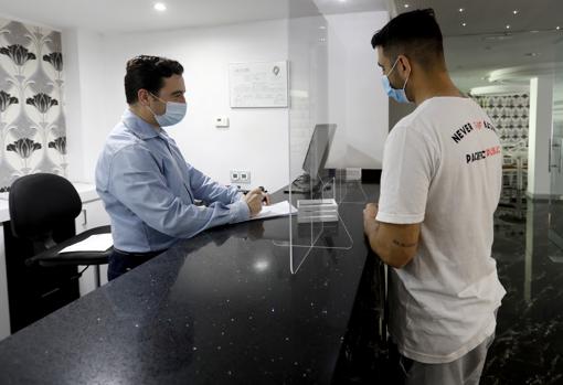 Un cliente registrándose en el hotel La Boutique de Osario