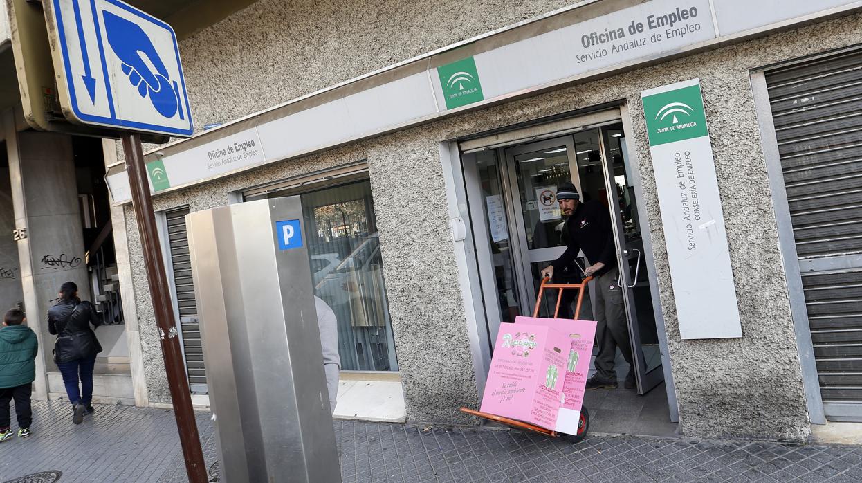 Un repartidor entra en la oficina de Empleo de Colón en Córdoba