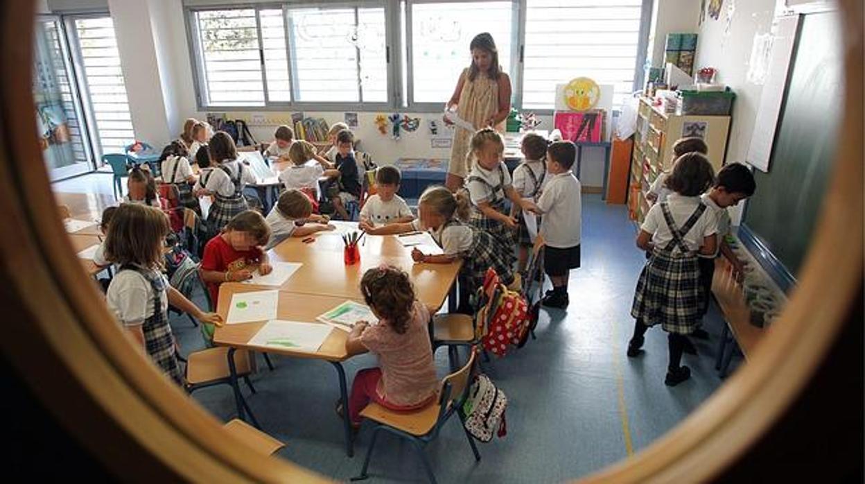 Una docente dando clases en una imagen de archivo previa a la pandemia de coronavirus