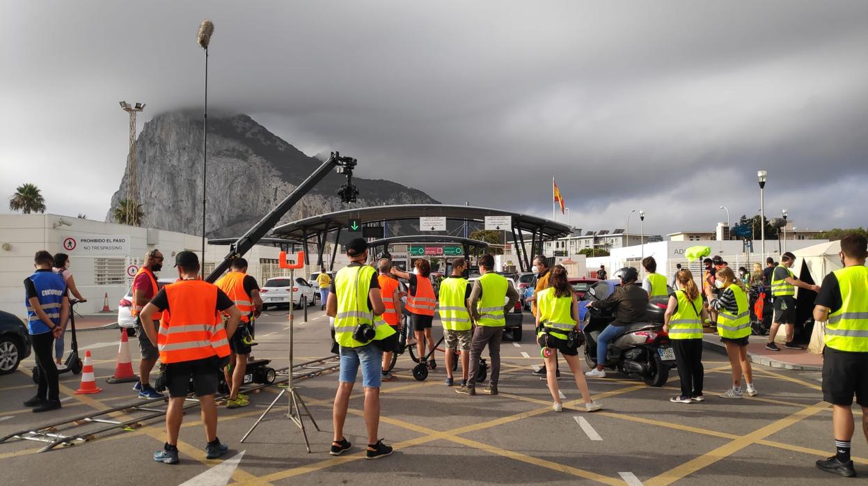 Imagen del rodaje de la serie en la Aduana de La Línea de la Concepción con Gibraltar este miércoles