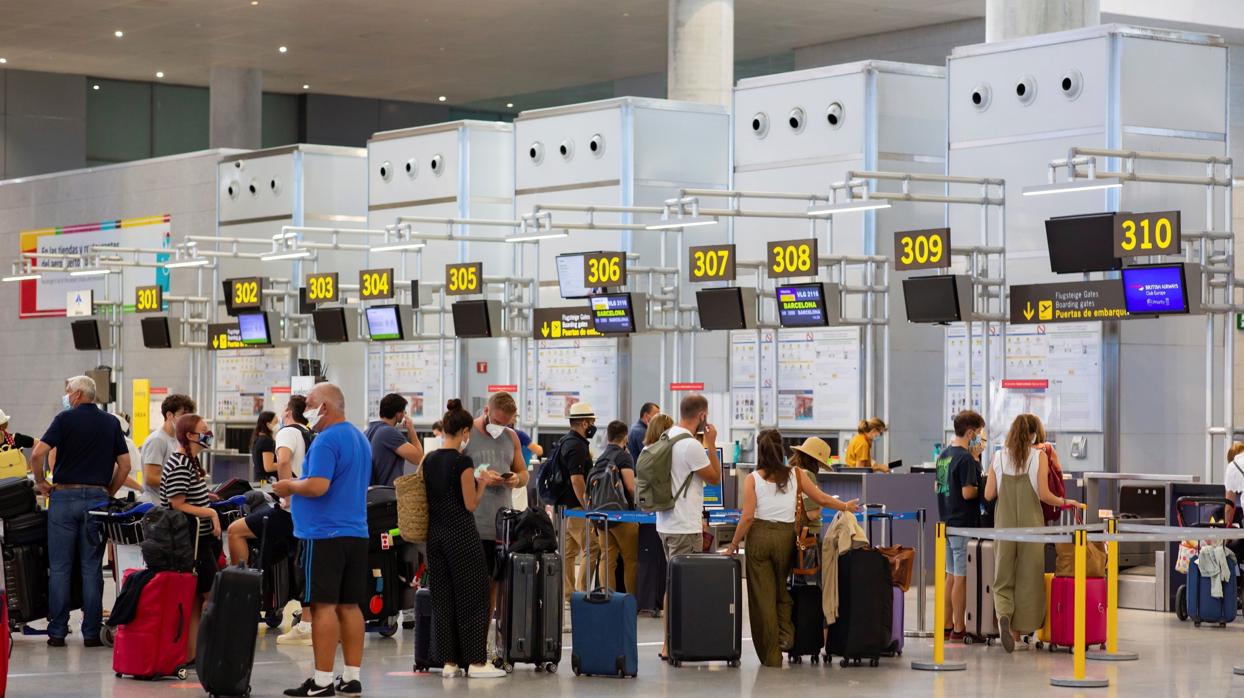 Viajeros en el aeropuerto de Málaga