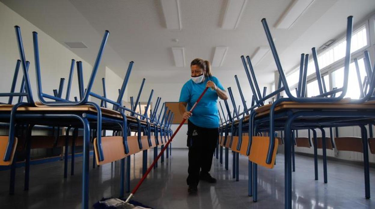 Una empleada de Sadeco, en la desinfección del colegio Turruñuelos en agosto