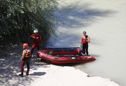 Bomberos buscan en las proximidades del Puente Romano