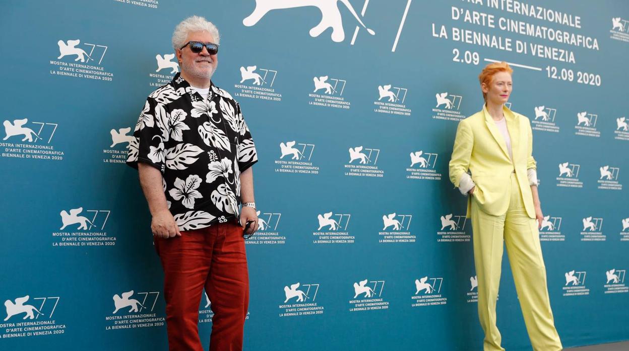 Pedro Almodóvar y Tilda Swinton en la presentación de «La voz humana» en Venecia