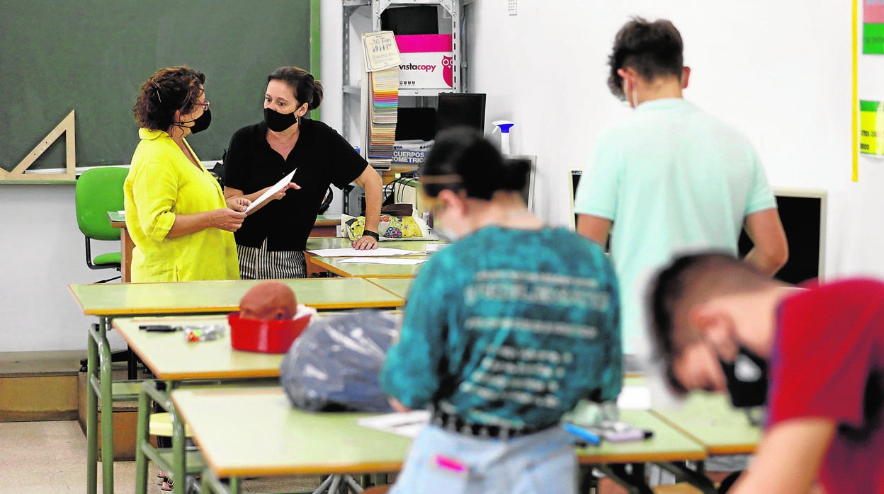 Dos profesoras de vuelta a las aulas con el Covid-19 en Córdoba