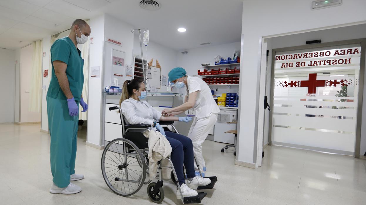 Un profesional de la sanidad, durante sus tareas habituales