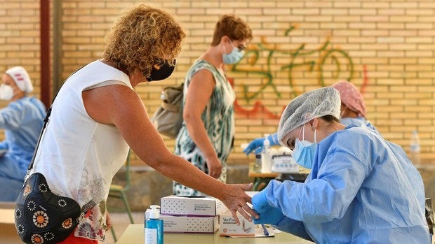 La Atención Primaria en Andalucía alerta del colapso si no amaina la segunda oleada de Covid