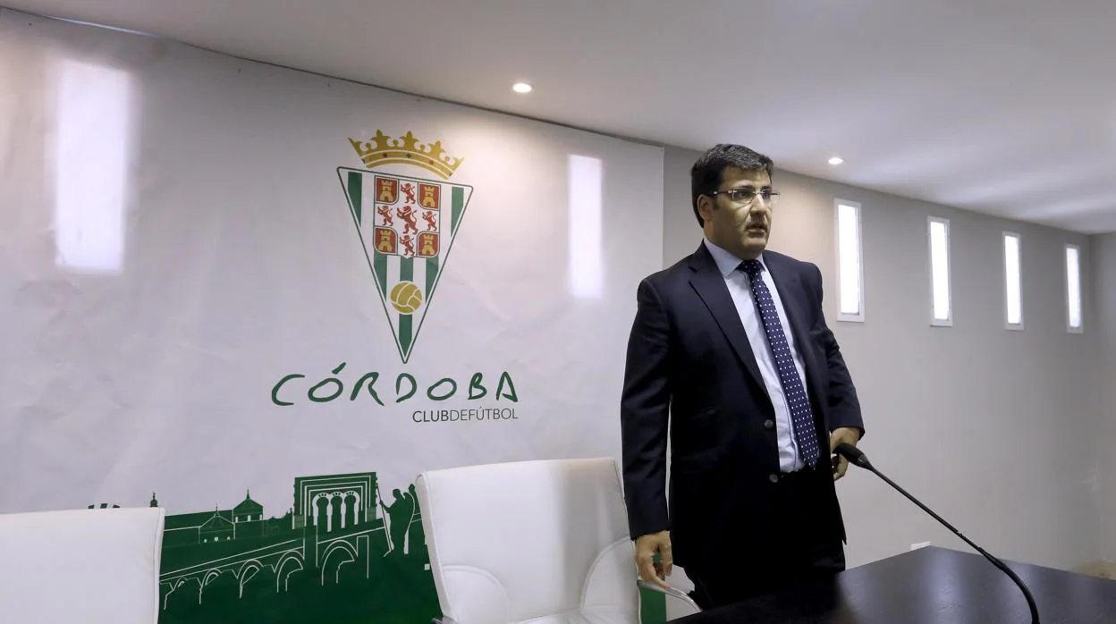 Los expresidentes del Córdoba CF Carlos González y Jesús León en una notaría de Madrid