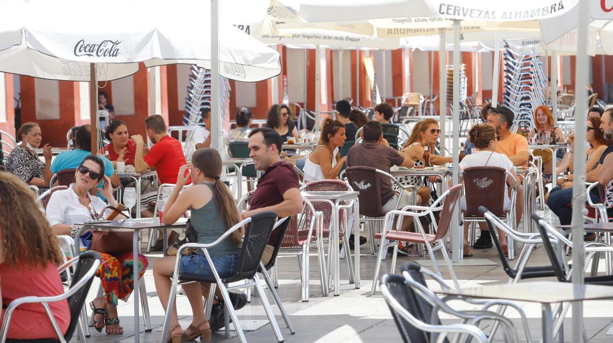 Ambiente de terrazas en la plaza de La Corredera de Córdoba