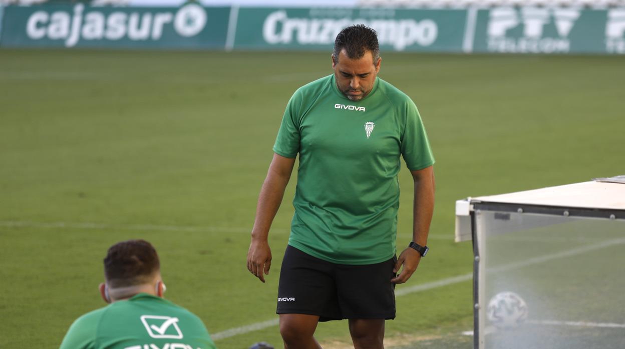 El entrenador del Córdoba B, Germán Crespo, en el estadio El Arcángel