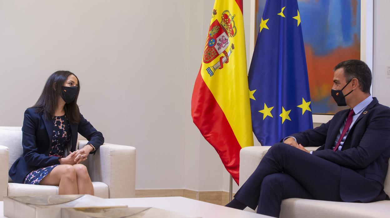 La presidenta de Ciudadanos, Inés Arrimadas, junto al presidente del Gobierno, Pedro Sánchez