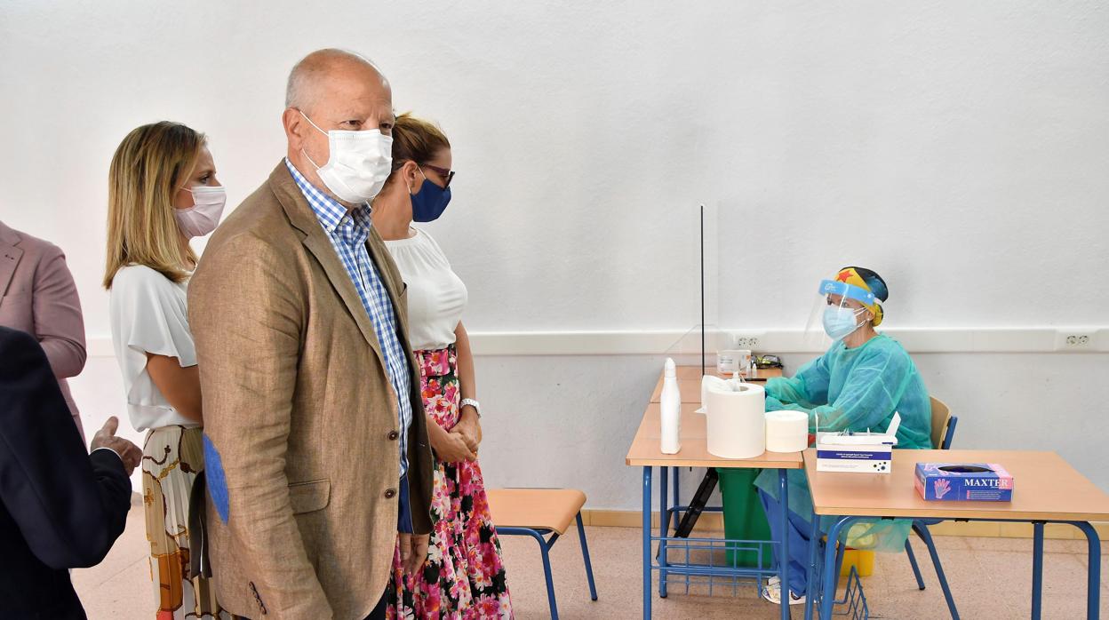 El consejero de Educación y Deporte, Javier Imbroda recorre el Instituto de Educación Secundaria Sabinar de Roquetas de Mar (Almería)