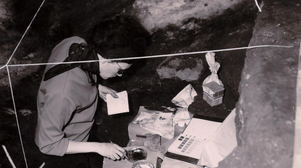 Marina Kress durante sus investigaciones en la Cueva de Nerja