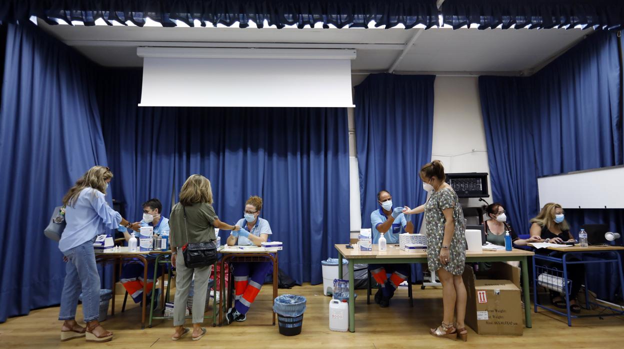 Tres docentes durante la realización de los test de Covid, ayer en el IES Sán Álvaro