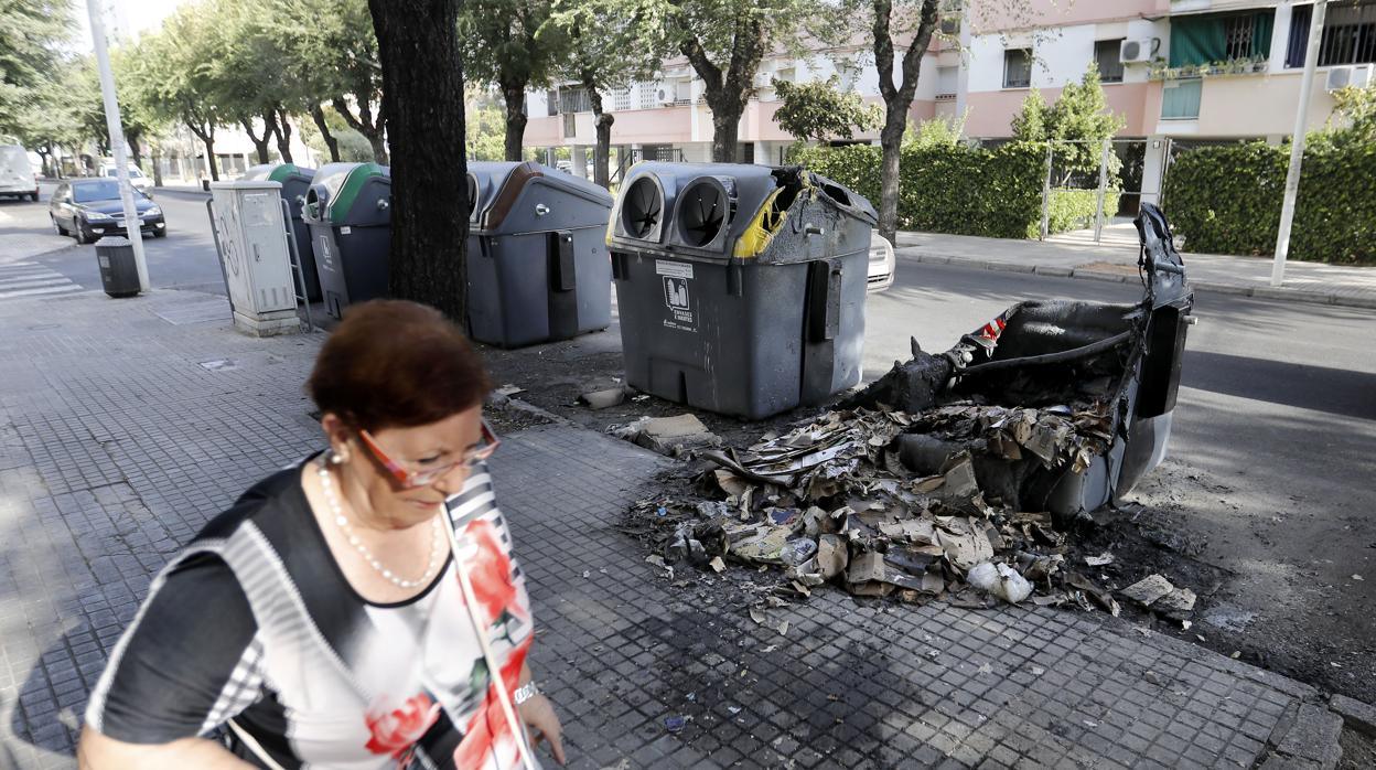 Contenedor quemado en una calle de Córdoba