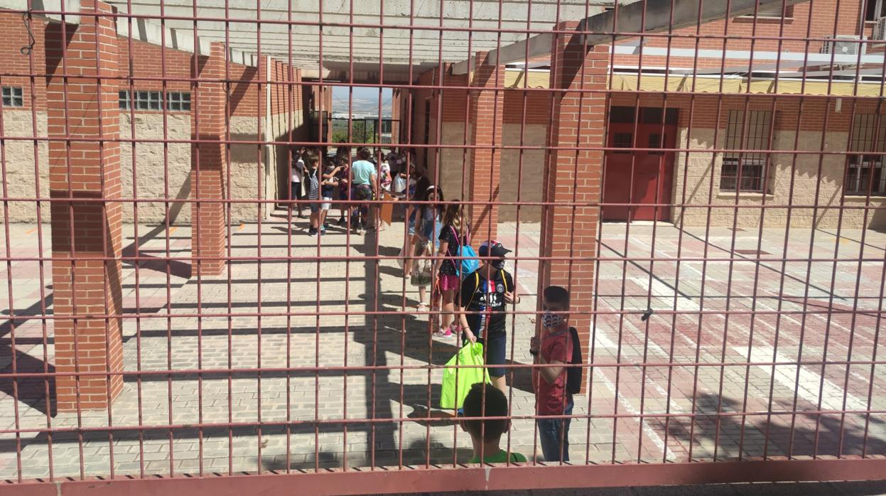 Alumnos en el patio de un colegio público de Jaén