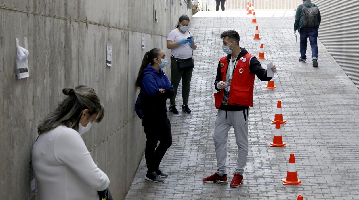 Voluntarios de Cruz Roja atienden a personas que llegan para pedir ayuda