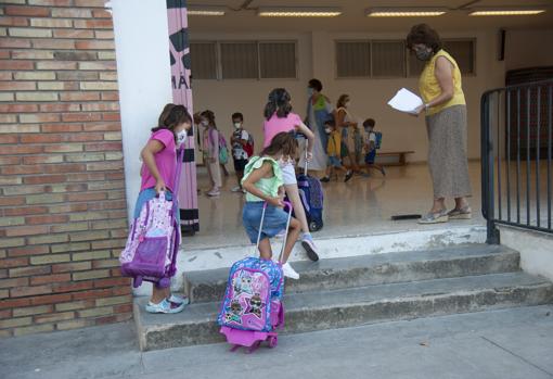 Tres niñas cargan con sus mochilas para acceder a las aulas del Federico García Lorca