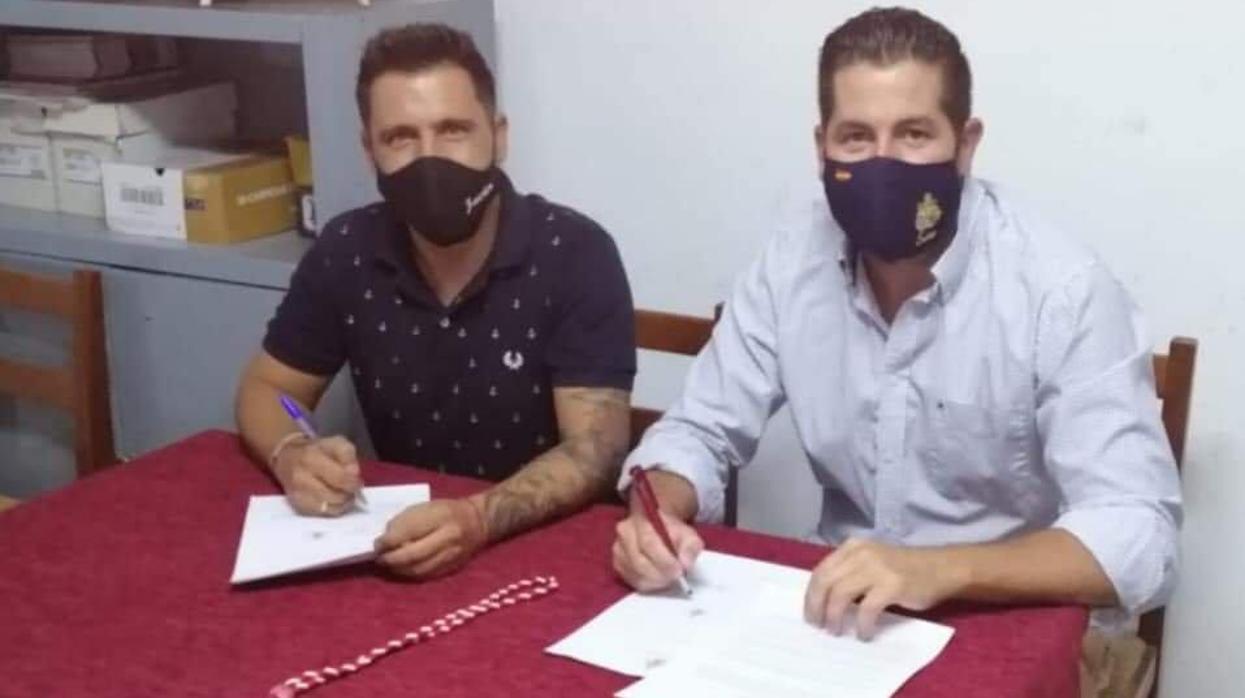 Firma del contrato entre la hermandad de las Lágrimas y la banda de la Salud de Córdoba