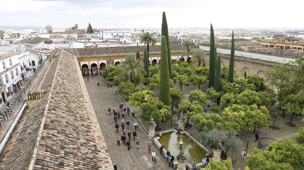 Panorámica del Patio de los Naranjos, por cuyo ángulo inferior derecho se volverá a excavar