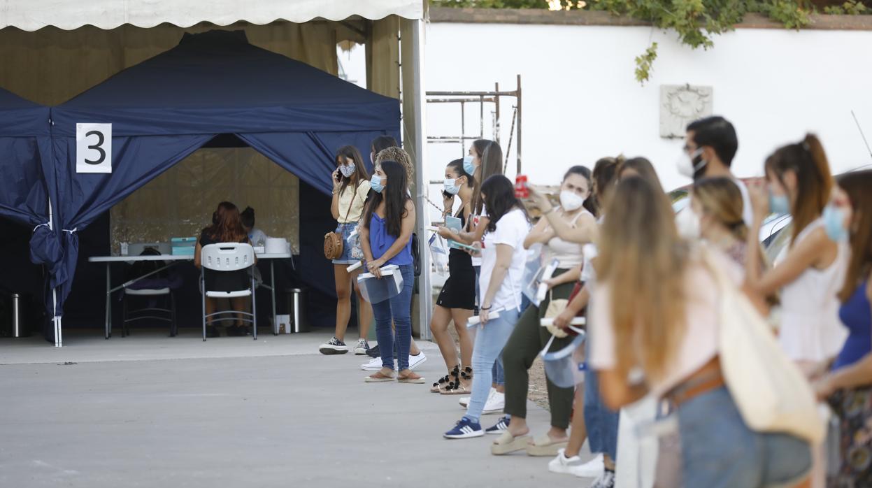 Alumnos de la Escuela de Magisterio «Sagrado Corazón» realizándose los test