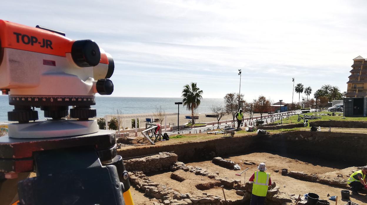 El yacimiento se encuentra a escasos metros de la playa del Castillo de Fuengirola