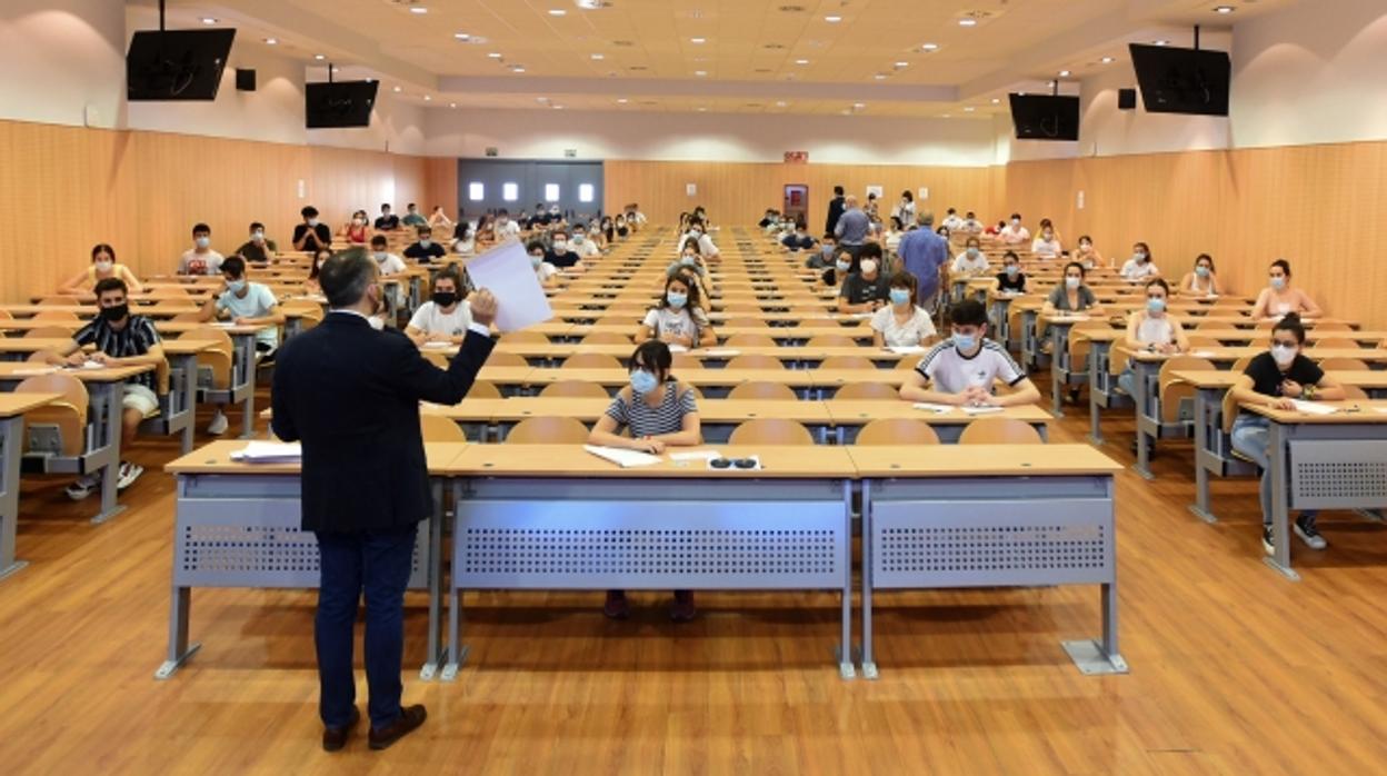 Un profesor en las pruebas de selectividad del pasado curso