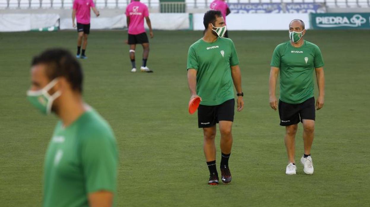 Juan Sabas, junto a uno de sus auxiliares en El Arcángel