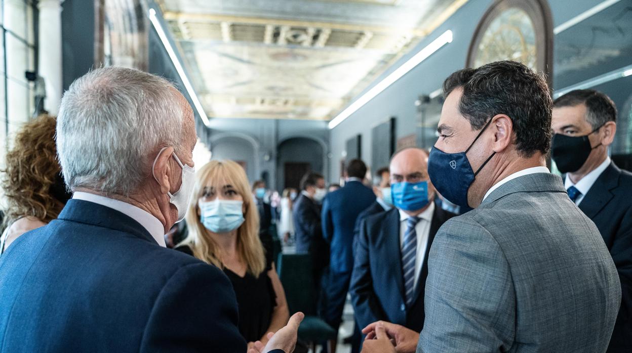 Juanma Moreno y Carmen Castilla, en un corrillo tras la presentación del Plan