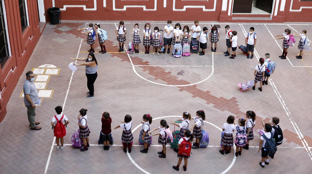 Alumnos de Córdoba en su primer día de vuelta al colegio