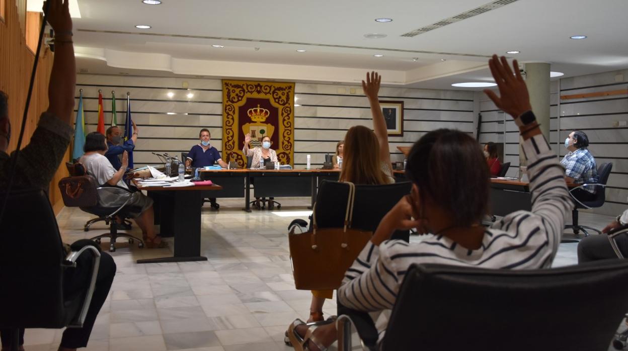 Un momento de la votación en el Pleno de Punta Umbría