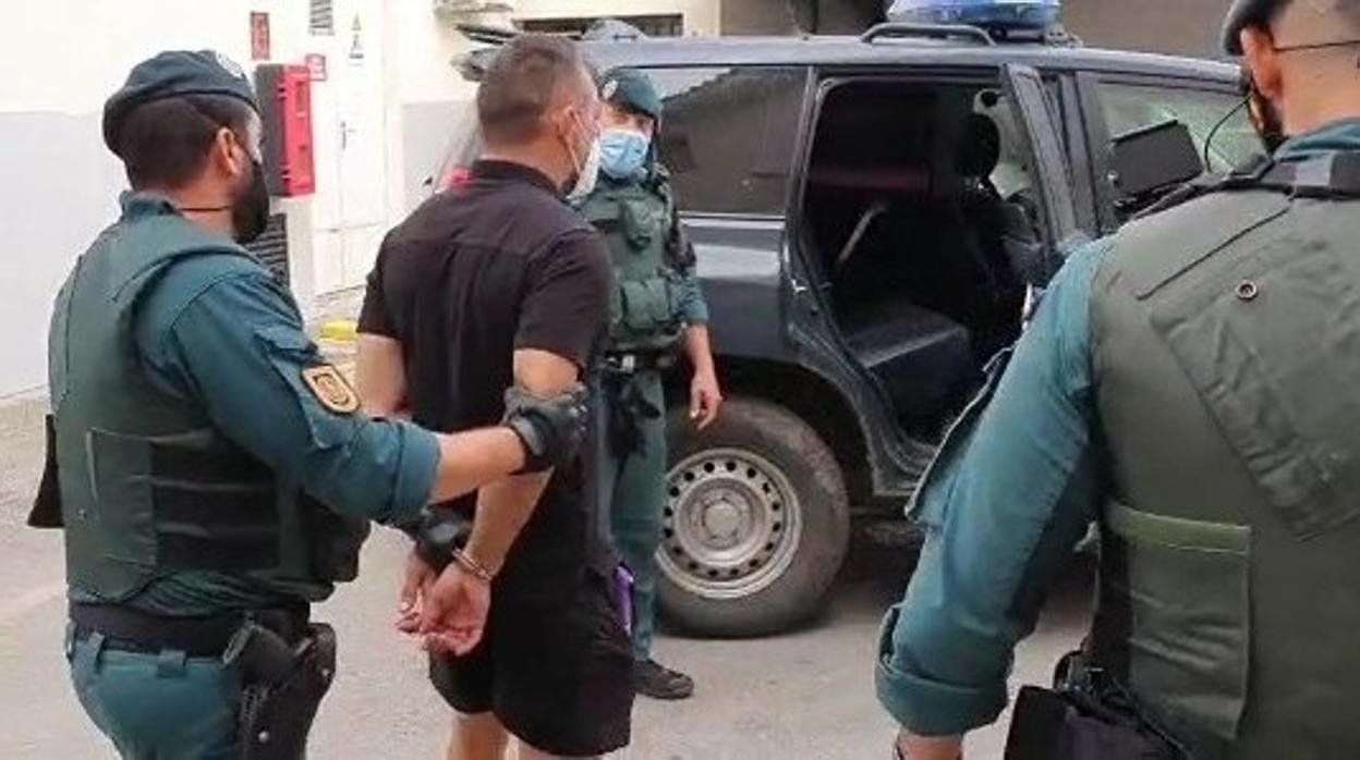 Agentes de la Guardia Civil trasladan detenido a Antonio Tejón, «el Castaña» a disposición del titular del Juzgado de Algeciras